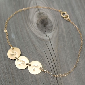 Pulsera de tres (3) iniciales, todas llenas de oro de 14k, personalizadas, estampadas a medida Carta de monograma, mejores amigas amistad hermanas Madre