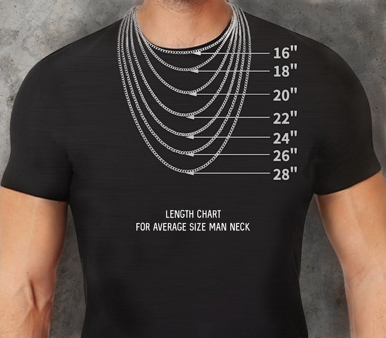 Pu&ograve; includere: Una maglietta nera mostra una tabella delle lunghezze delle collane. La tabella mostra varie lunghezze di catena da 40.6 cm a 71.1 cm, con il testo "LENGTH CHART FOR AVERAGE SIZE MAN NECK". Le collane sono argentate e sono mostrate su una persona.