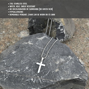 Pu&ograve; includere: Una collana con pendente a croce color argento. La croce ha un design semplice ed &egrave; appesa a una catena. La collana &egrave; esposta su una roccia grigia. Il testo nell'immagine indica che la collana &egrave; realizzata in acciaio inossidabile 316L, resistente all'acqua e al calore, e anallergica.