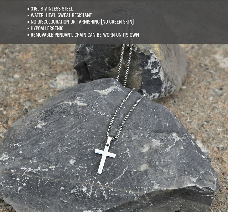 Pu&ograve; includere: Una collana con pendente a croce color argento. La croce ha un design semplice ed &egrave; appesa a una catena. La collana &egrave; esposta su una roccia grigia. Il testo nell'immagine indica che la collana &egrave; realizzata in acciaio inossidabile 316L, resistente all'acqua e al calore, e anallergica.