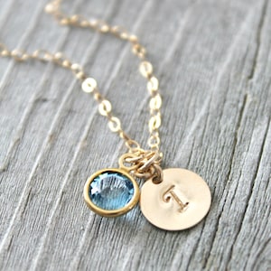 Collar personalizado relleno de oro de 14k con disco inicial estampado personalizado y piedra de nacimiento de Swarovski, monograma, letra, regalo de dama de honor.