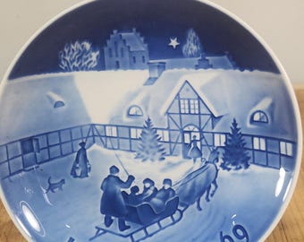 Plato navideño de Bing & Grondahl de 1969: Llegada de los invitados navideños. BG Dinamarca