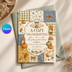 Könnte beinhalten: Eine rechteckige Thanksgiving-Einladungskarte mit einem Patchwork-Design aus blauen, grünen und gelben Blumen- und Karomustern. In der Mitte steht der Text A COZY THANKSGIVING, Let's gather, feast & celebrate, Thursday, November 26 at 4:00 PM, The Little Oak Farm, RSVP by November 17, umgeben von Illustrationen von Kürbissen, Pilzen, Blättern und Schleifen.