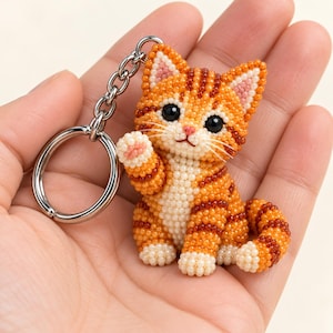 Molde em PDF para chaveiro de gatinho tigrado ruivo com miçangas, gatinho acenando, animal em 3D feito com miçangas, pingente de bolsa de gato para fazer você mesmo
