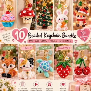Puede incluir: Una colección de diez llaveros de cuentas con diseños de cupcake, seta, árbol de Navidad, conejo, reno, zorro, gato, tortuga, fresa y cerezas. La imagen incluye el texto: 10 Beaded Keychain Bundle, PDF Patterns + Video Tutorials.