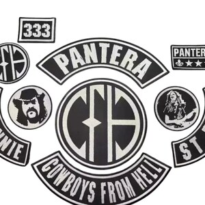Op de afbeelding: Een verzameling zwart-witte geborduurde patches van de band Pantera. De set bevat een groot rond CFH-logo, gebogen rockers met de tekst Cowboys From Hell, St. Vinnie en St. Dime, plus kleinere patches met 333 en afbeeldingen van personen.