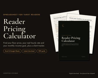 Puede incluir: Una hoja de cálculo digital para lectores de tarot titulada Reader Pricing Calculator, con una portada negra y páginas de documentos blancas con texto. El diseño incluye secciones para precio base, tarifa horaria y seguimiento de clientes.