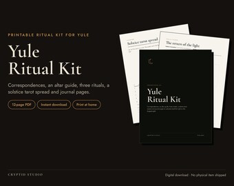 Puede incluir: Un kit de ritual de Yule imprimible en formato PDF de 12 páginas. El kit incluye una guía de altar, tres rituales, una tirada de tarot para el solsticio y páginas de diario. Diseño en blanco y negro con texto e iconos de luna dorados.