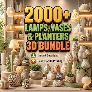 Peut inclure: Une collection numérique de plus de 2000 lampes, vases et jardinières pour impression 3D. L'image présente une variété d'objets décoratifs aux formes géométriques et organiques, dans des tons neutres, disposés sur des plateformes étagées.