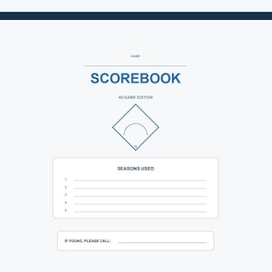 Peut inclure: Une couverture de carnet de score blanche avec le texte bleu foncé SCOREBOOK et 40-GAME EDITION. Elle présente un graphique de terrain de baseball bleu centré, une section NAME, une boîte SEASONS USED avec cinq lignes, et une ligne IF FOUND, PLEASE CALL.