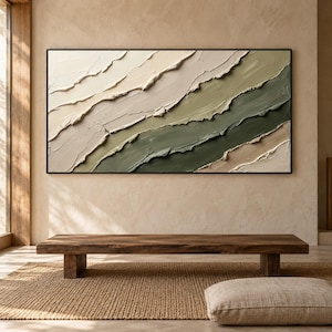 Puede incluir: Una pieza de arte mural rectangular que presenta pinceladas de impasto gruesas y texturizadas en capas diagonales. La paleta de colores transita de tonos crema y beige claros a varios tonos de verde salvia y bosque, enmarcada en un borde negro fino.
