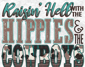 Op de afbeelding: Een digitale download van een grafisch ontwerp met de tekst "Raisin' Hell With The Hippies & The Cowboys" in een verweerde, vintage stijl. De tekst is in bruin en wit met een turquoise omtrek. De achtergrond is een camouflagepatroon.