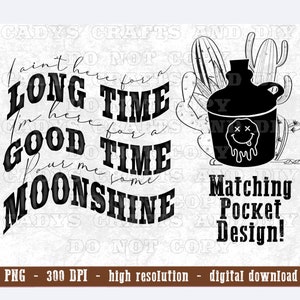 Puede incluir: Diseño gráfico en blanco y negro con un tarro de albañil con una cara sonriente y el texto "I ain't here for a long time I'm here for a good time Pour me some Moonshine". El diseño también incluye cactus y el texto "Matching Pocket Design!"
