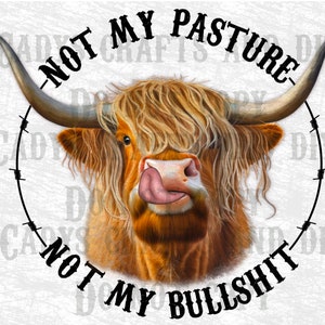 Könnte beinhalten: Eine braune und weiße Highland-Kuh mit langem Fell und herausgestreckter Zunge. Die Kuh befindet sich in einem Kreis mit dem Text "Not My Pasture Not My Bullshit" drumherum.