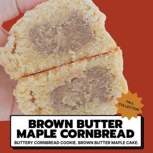 Puede incluir: Una galleta de pan de maíz con mantequilla tostada y arce partida por la mitad, con miga amarillo dorado y un centro denso marrón claro. Una insignia naranja en forma de estrella dice FALL COLLECTION. El texto dice BROWN BUTTER MAPLE CORNBREAD. BUTTERY CORNBREAD COOKIE. BROWN BUTTER MAPLE CAKE.