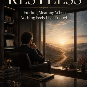 Könnte beinhalten: Ein Buchcover mit dem Titel RESTLESS: Finding Meaning When Nothing Feels Like Enough von Elia Sal. Das Bild zeigt eine Person, die in einem Ledersessel sitzt und aus einem großen Fenster auf einen Sonnenuntergang über einer Berglandschaft blickt.