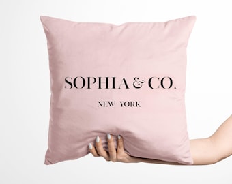 Bella Bella & Co. Roze fluwelen sierkussen met gepersonaliseerde naam