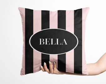 Cojín decorativo de terciopelo con rayas Cabana con nombre personalizado, rosa y negro.