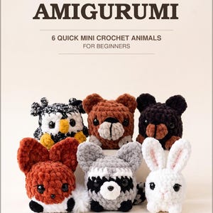 Peut inclure: Un guide numérique intitulé NO-SEW WOODLAND AMIGURUMI 6 QUICK MINI CROCHET ANIMALS FOR BEGINNERS présentant six animaux en crochet en peluche, dont un hibou noir et blanc, un ours brun, un ours noir, un renard orange, un raton laveur gris et un lapin blanc.