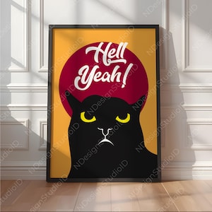 Puede incluir: Un cuadro rectangular con marco que muestra la silueta de un gato negro estilizado sobre un fondo amarillo mostaza. Un gran círculo granate se sitúa detrás de la cabeza del gato, con el texto blanco Hell Yeah! escrito en cursiva arriba.