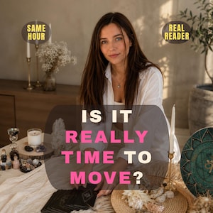 Puede incluir: Un mazo de cartas de tarot negras con detalles dorados, acompañado de cristales, velas y un plato decorativo. El texto en la imagen dice: SAME HOUR, REAL READER, IS IT REALLY TIME TO MOVE? El conjunto se encuentra sobre un paño de color blanco.