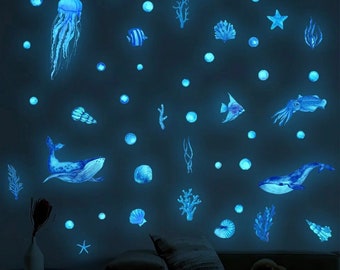 Creature del mare dell'oceano in blu che si illuminano al buio Adesivo da parete tra cui pesci esotici, conchiglie, balene e coralli. Fantastici murales con decalcomanie da parete