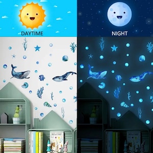 Pode incluir: Um conjunto de adesivos de parede que brilham no escuro com uma baleia azul, estrelas do mar, conchas e bolhas. Os adesivos são mostrados em uma parede branca com uma estante de livros e livros. A imagem mostra os adesivos tanto durante o dia quanto à noite. Os adesivos brilham em azul no escuro.