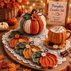 Könnte beinhalten: Ein Häkel-Kürbis-Set mit einem großen, ausgestopften Kürbis und mehreren flachen, kürbisförmigen Untersetzern. Ein Holzschild trägt die Aufschrift Pumpkin Coaster Set, 8 Coasters Become One 3D Pumpkin. Eine orangefarbene Tasse steht auf einem Untersetzer.