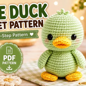 Peut inclure: Un canard au crochet vert clair amigurumi avec des yeux noirs, des joues roses et un bec jaune. L'image contient le texte CUTE DUCK CROCHET PATTERN, BEGINNER FRIENDLY, PDF PATTERN, DETAILED INSTRUCTIONS, STEP-BY-STEP PHOTOS et EASY TO FOLLOW.