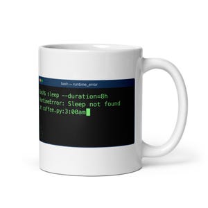 Könnte beinhalten: Ein weißer Keramikbecher mit einer schwarzen Terminalfenster-Grafik und grünem Text, der lautet: bash - runtime_error, bash$ sleep --duration=8h, RuntimeError: Sleep not found at coffee.py:3:00am, sowie ein kleines Kaffeetassen-Symbol.