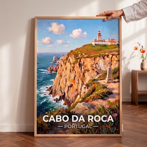 Könnte beinhalten: Ein gerahmter vertikaler Kunstdruck des Leuchtturms Cabo da Roca in Portugal mit zerklüfteten Küstenklippen, einem Steindenkmal und dem Atlantischen Ozean unter einem blauen, bewölkten Himmel. Der Text lautet CABO DA ROCA PORTUGAL.