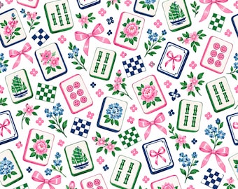 Peut inclure: Un motif répétitif sur fond blanc composé de tuiles de mah-jong avec des motifs floraux, de bambou et de bateaux, entremêlés de nœuds roses, de brins de fleurs bleues et roses, et de petits carrés à damier verts ou bleus.