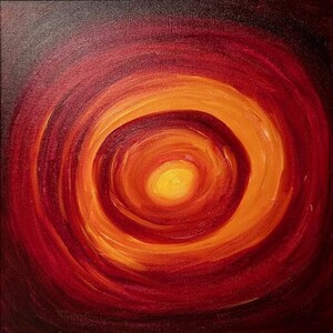 Op de afbeelding: Een vierkant schilderij op canvas met een reeks concentrische cirkels in tinten diep rood, fel oranje en geel. Het midden is een kleine, felgele cirkel die naar buiten toe uitstraalt in steeds donkerder wordende ringen van oranje en rood.