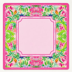 Pode incluir: Um tapete de mahjong quadrado com um quadrado central rosa claro rodeado por uma moldura rosa brilhante. A borda apresenta um padrão tropical vibrante de folhas de palmeira verdes, flores rosa e pássaros amarelos, com instruções de jogo.