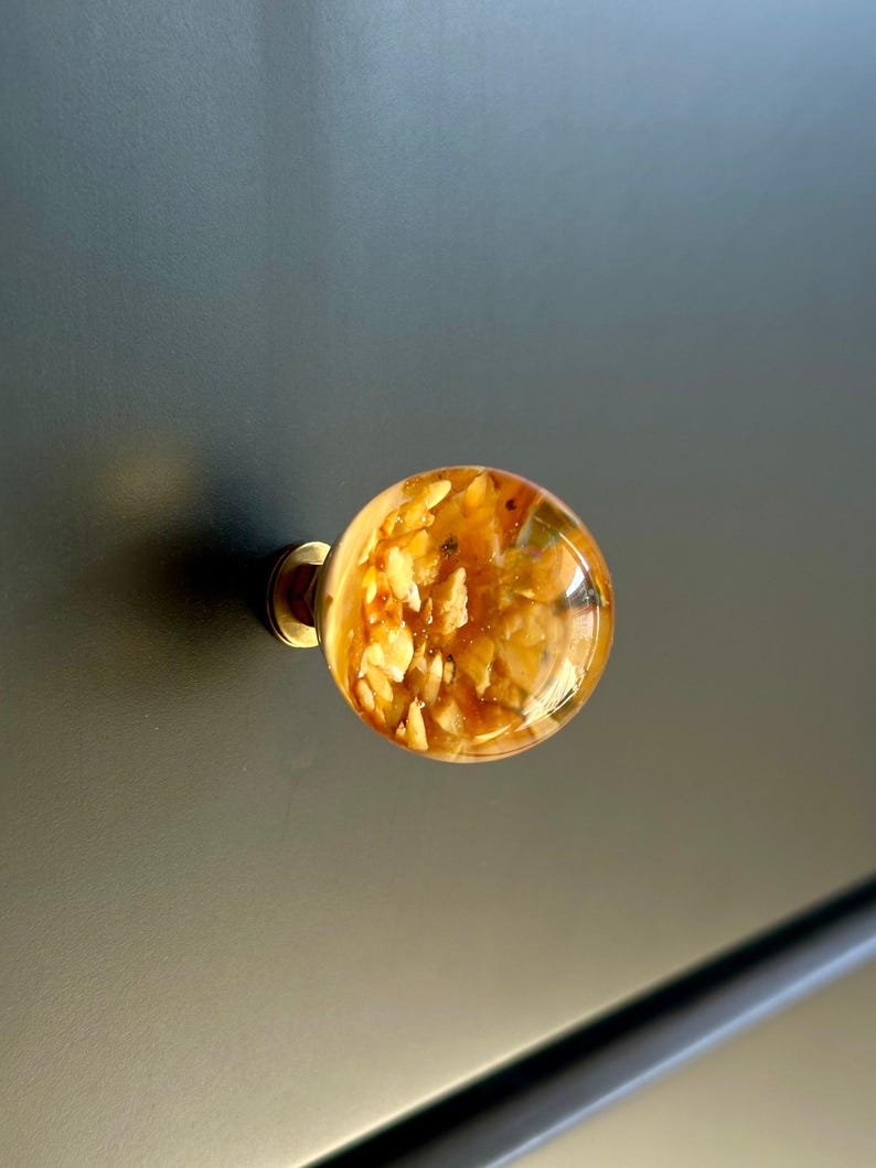 Weiße Kugel-Kommodenknöpfe mit echtem baltischem Bernstein in Harz, Messingschaft, 25–40 mm Bild 6