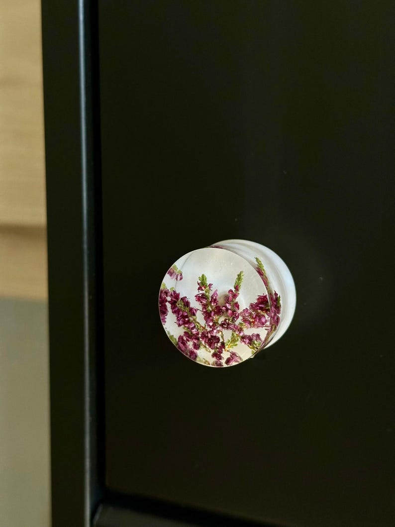 Tiradores de cómoda con forma de disco decorados con flores de brezo rosa en resina blanca. imagen 5