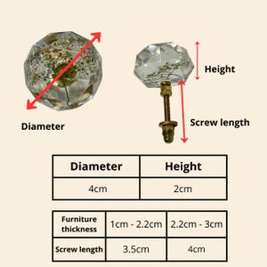 May include: Two clear, faceted resin cabinet knobs containing pressed white flowers. The knobs have a 4 cm diameter and 2 cm height. Included are metal screws with lengths of 3.5 cm and 4 cm, suitable for furniture thicknesses of 1 cm to 3 cm.