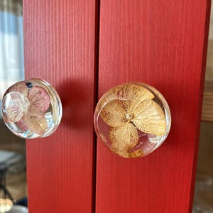 Handgefertigte Schrankknöpfe aus Kunstharz mit rosa und cremefarbenen Hortensien