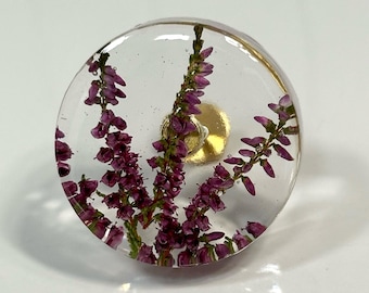 Tiradores de cajón de disco con flores de brezo en resina.