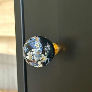 Puxadores de cômoda em formato de bola preta com miosótis azuis prensados ​​em resina, haste de latão, 25-40 mm imagem 4