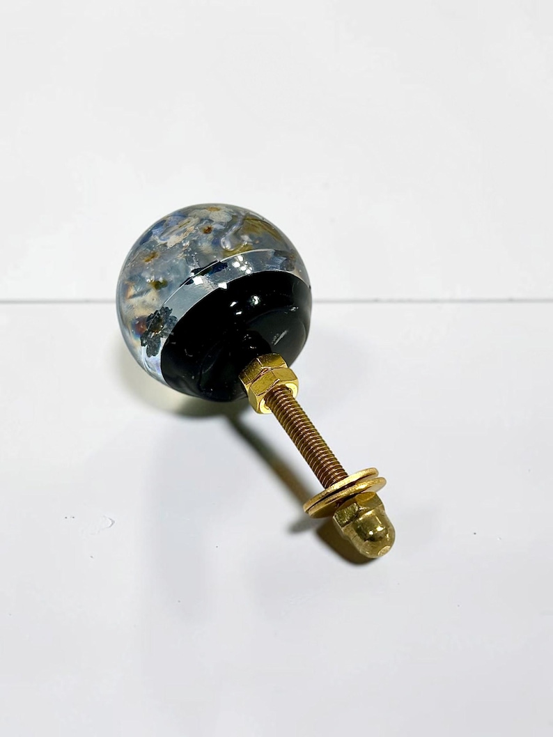 Puxadores de cômoda em formato de bola preta com miosótis azuis prensados ​​em resina, haste de latão, 25-40 mm imagem 5