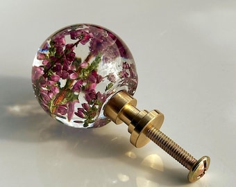 Tiradores esféricos para cómoda con flores de brezo en resina.