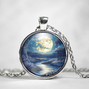 Könnte beinhalten: Eine silberne Halskette mit einem runden Glasanhänger, der ein Gemälde eines Vollmonds über einer blauen Landschaft mit einem Fluss und Bäumen zeigt. Der Mond ist gelb und der Himmel ist dunkelblau mit Wolken.