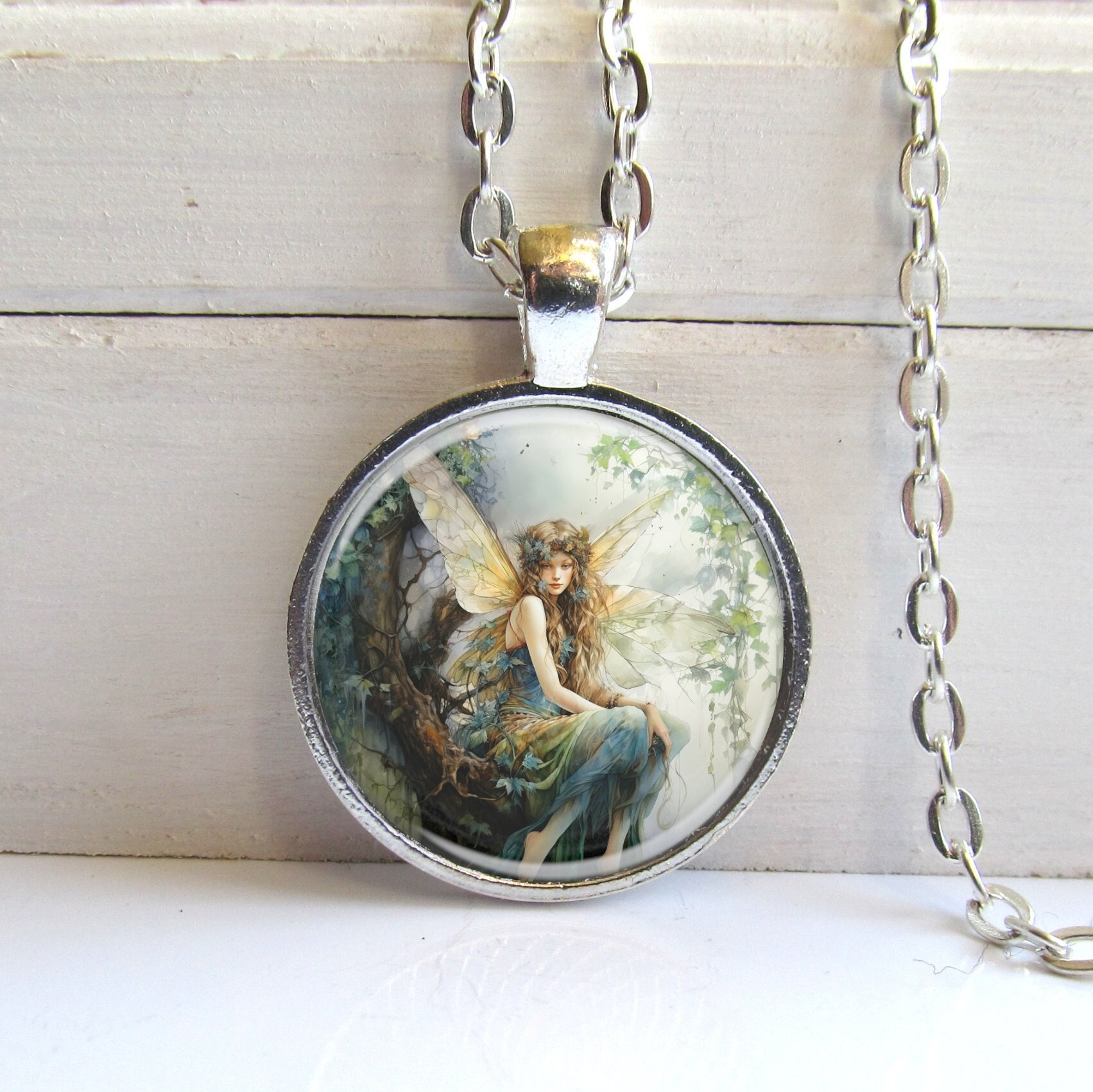 Collier Négligé Doré Avec Pendentif Fée Papillon Et Chaîne Torsadée – Bon état