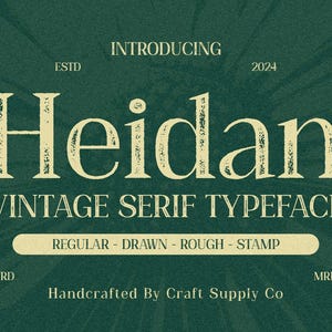 Può includere: Una visualizzazione grafica digitale che presenta il testo INTRODUCING, ESTD 2024, Heidan, VINTAGE SERIF TYPEFACE, REGULAR - DRAWN - ROUGH - STAMP, TRD, MRK e Handcrafted By Craft Supply Co in lettere color crema su sfondo verde scuro.
