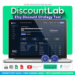 Puede incluir: Un ordenador portátil que muestra la interfaz de la herramienta de estrategia de descuentos Etsy DiscountLab con análisis en modo oscuro, gráficos y datos financieros. Debajo de la pantalla hay dos insignias, iconos y un botón.