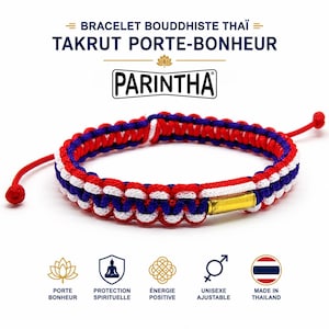 Peut inclure: Un bracelet en corde tressée avec un motif répétitif de fils rouges, blancs et bleus. Le bracelet comprend un petit tube métallique doré cylindrique et des extrémités ajustables. Le texte indique BRACELET BOUDDHISTE THAÏ TAKRUT PORTE-BONHEUR PARINTHA.