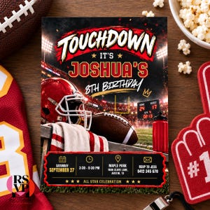 Puede incluir: Una tarjeta de invitación de cumpleaños rectangular con temática de fútbol americano, con un casco rojo, un balón de fútbol marrón y una botella de agua roja sobre un banco. El texto dice TOUCHDOWN IT'S JOSHUA'S 8TH BIRTHDAY, con detalles del sábado 27 de septiembre.