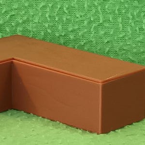 Puede incluir: Una colección de pequeños objetos marrones y blancos que incluye un túnel rectangular en forma de L, una piedra ovalada blanca, un tocón de árbol marrón con una abertura, una esfera marrón texturizada con agujeros, una casita y una pieza plana.