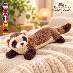 Peut inclure: Un furet en crochet, peluche au corps long et fin, doté de pattes et d'une extrémité de queue marron foncé, d'un ventre crème, ainsi que d'un visage avec des taches oculaires marron, des yeux noirs et un petit nez brodé marron.